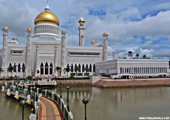 Sultan Omar Ali Saifuddin Mosque - Weekly Travel Photo